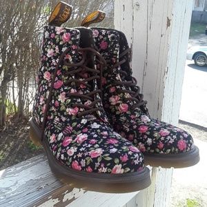 BRAND NEW CONDITION FLORAL DOCS sz 8